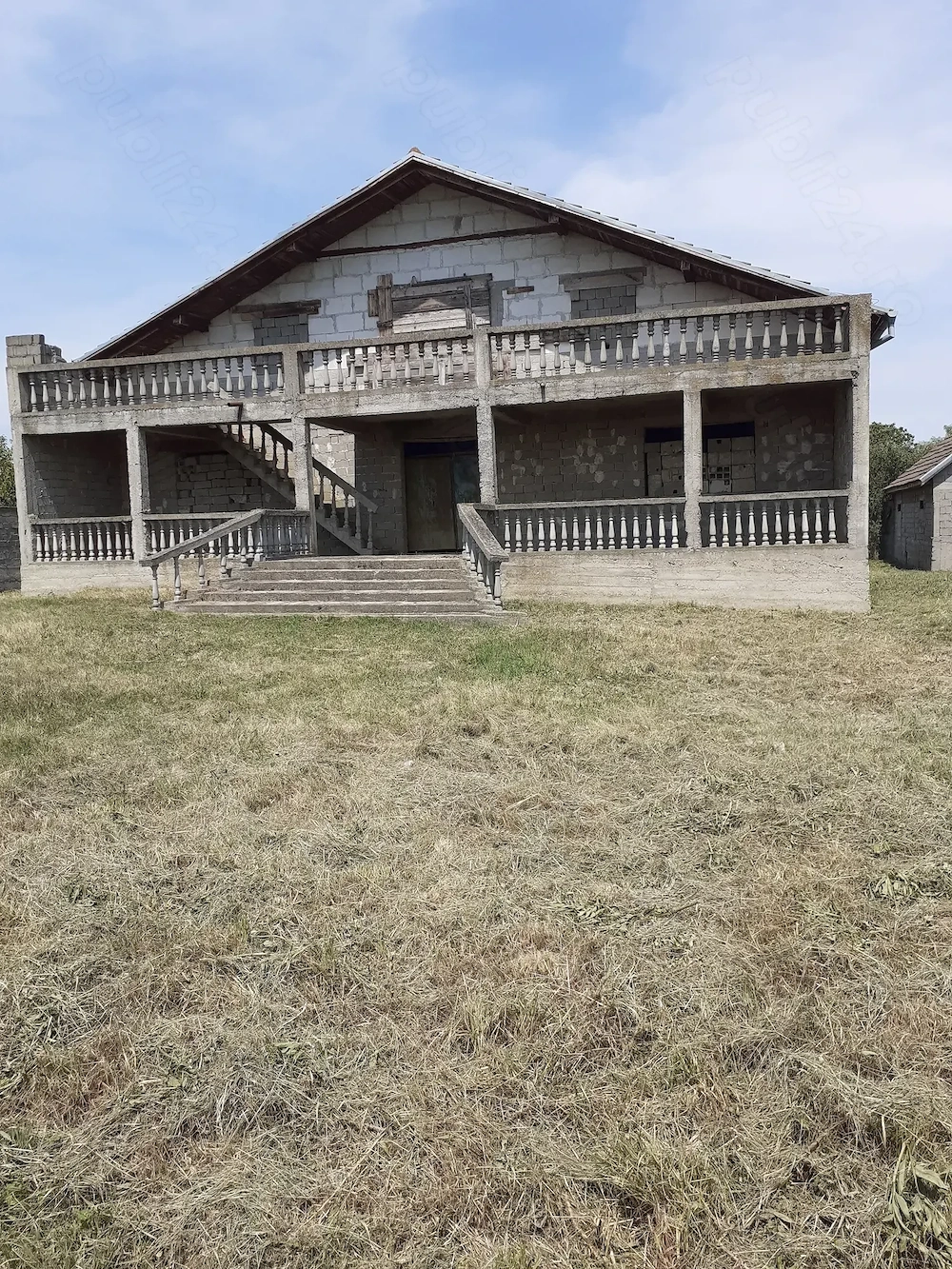Vând casă sau schimb cu apartament 
