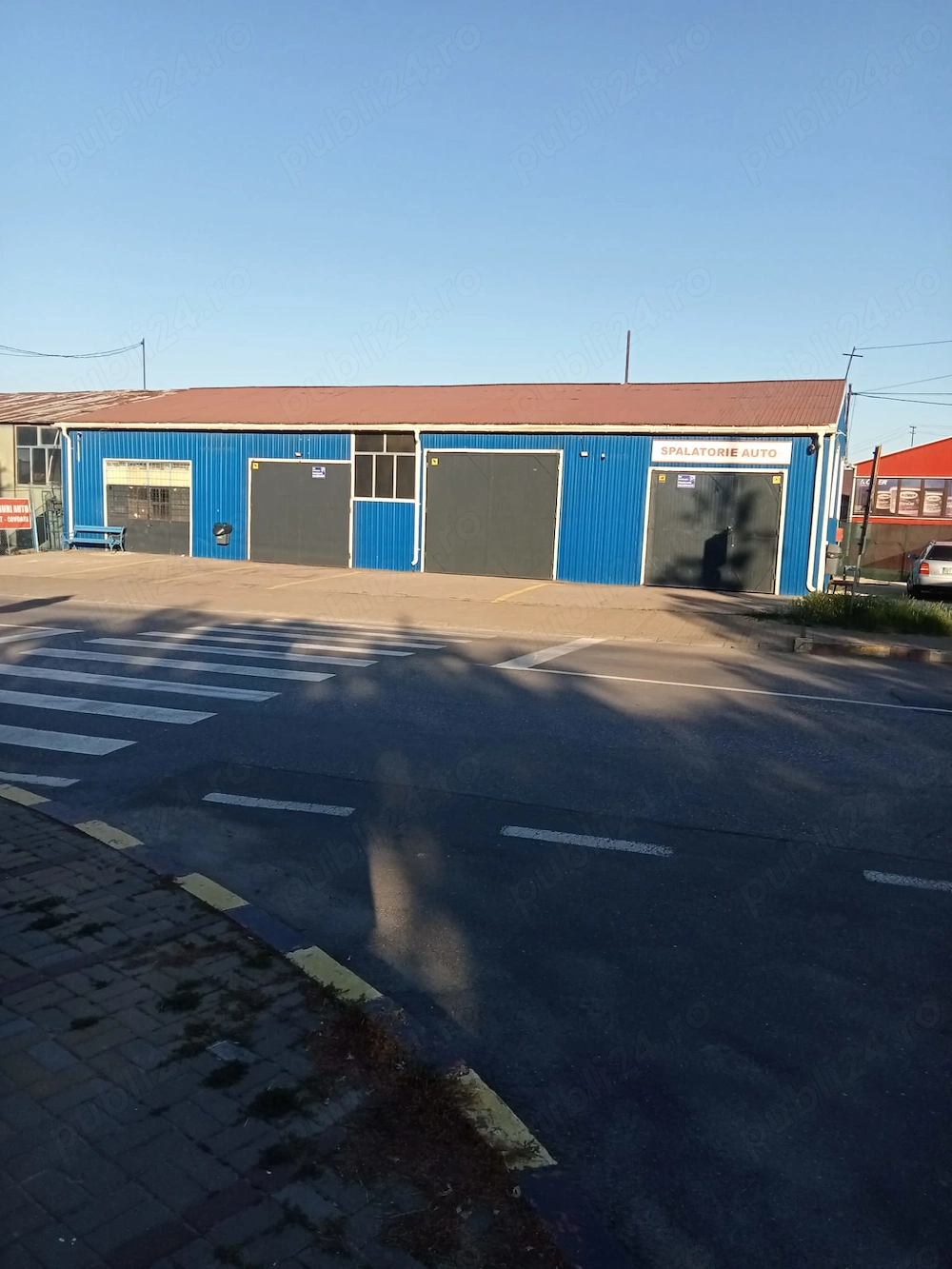De închiriat hală la stradă principală 