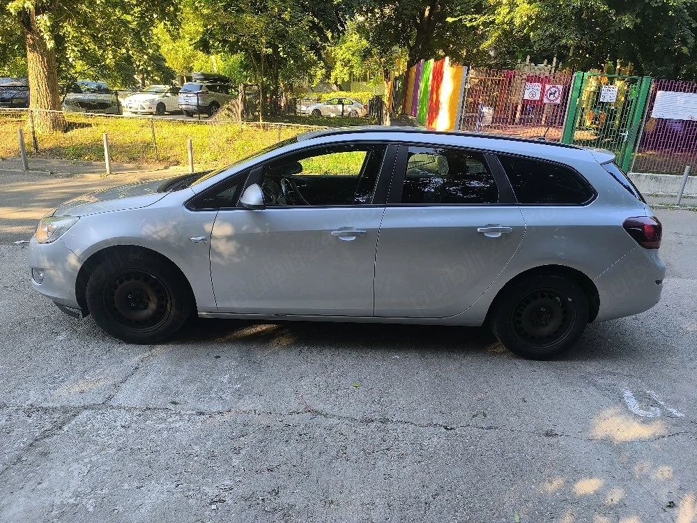 Vând Opel Astra J Sports Tourer, 1.4 benzină, 101 CP, cu instalație GPL omologată