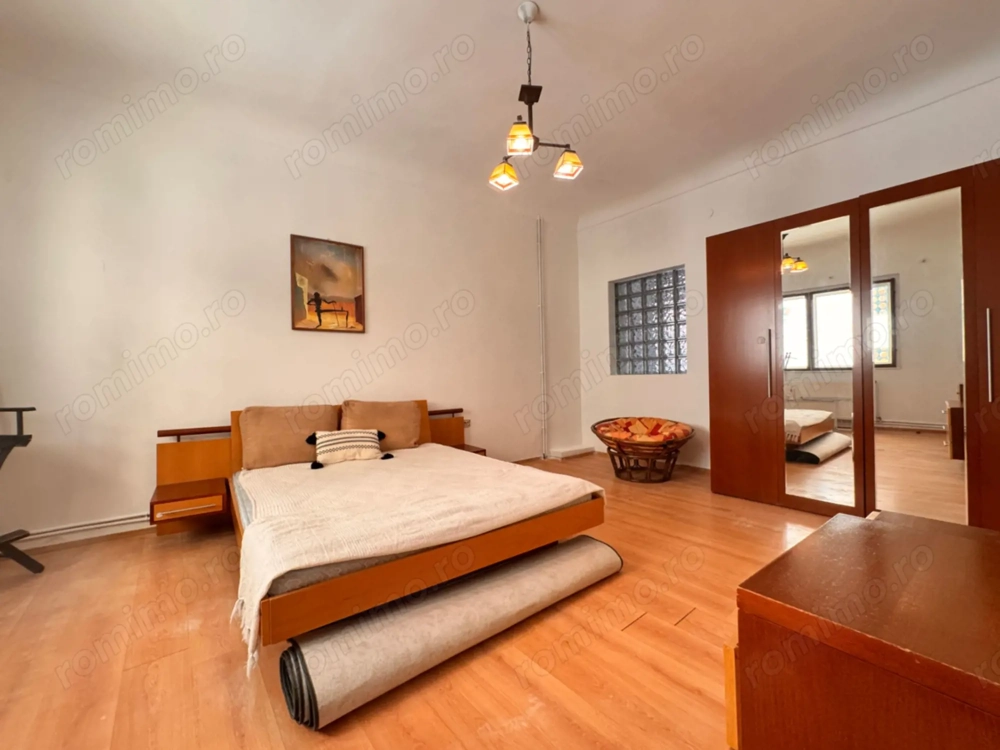 Apartament spațios la curte comună – zonă centrală, Oradea