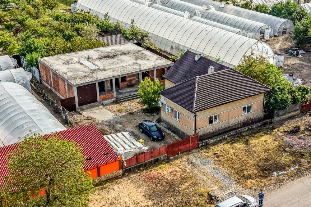 Casă finisată + casă în construcție, la același preț!