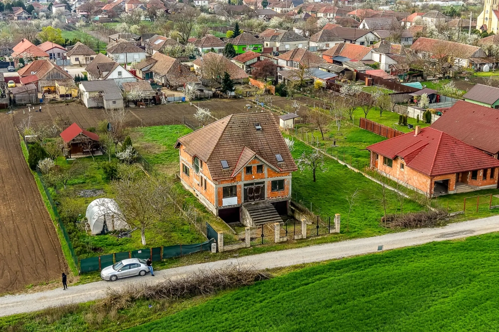 PRET NOU! Casă 6 camere - la roșu - Zimandcuz, Arad – COMISION 0
