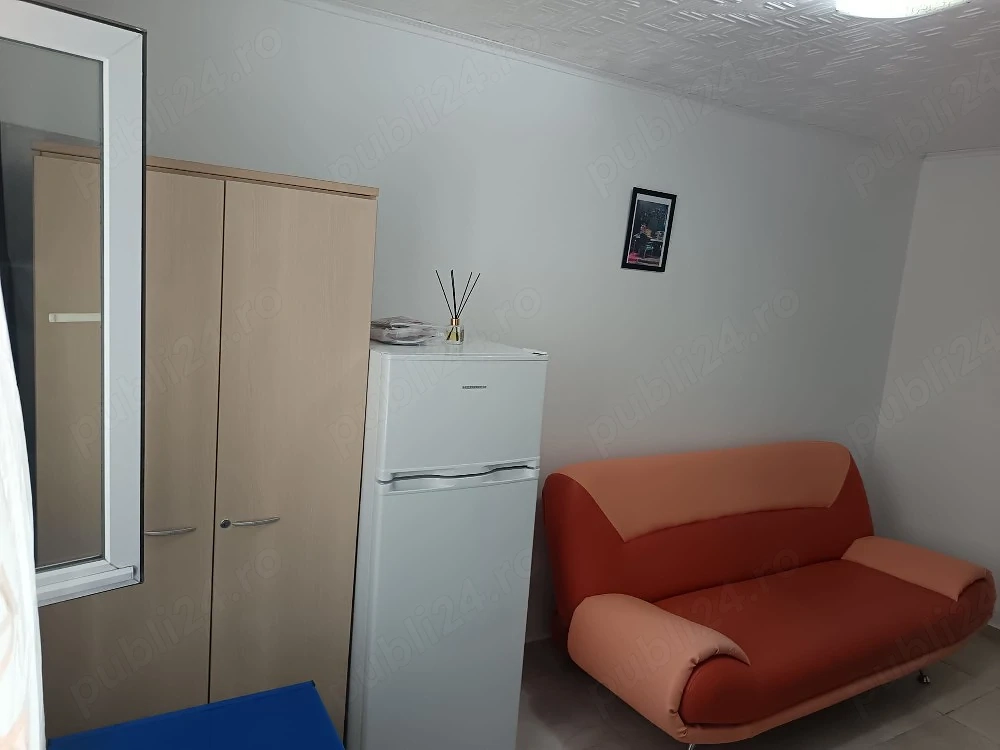 Închiriez garsoniera 