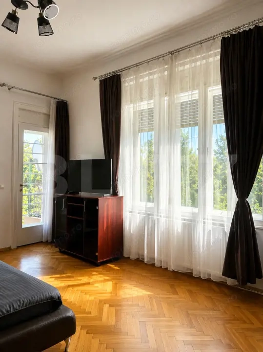 Clădire istorică, apartament, 4 camere- 130 mp, etaj 1, zona Centrală 