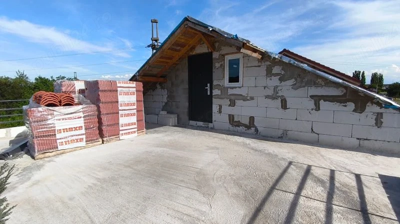 Teren cu constructie la rosu, situata in Simeria