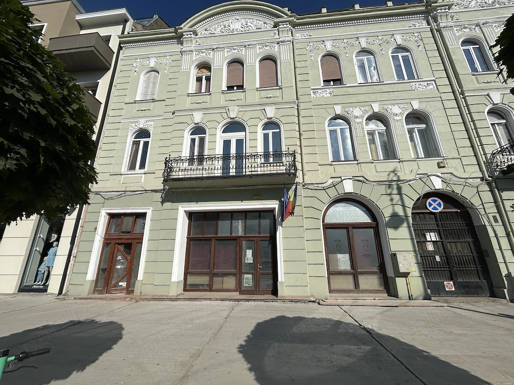 Vand spatiu birouri ultracentral,Revolutiei,vis-a-vis Continental,etaj 1