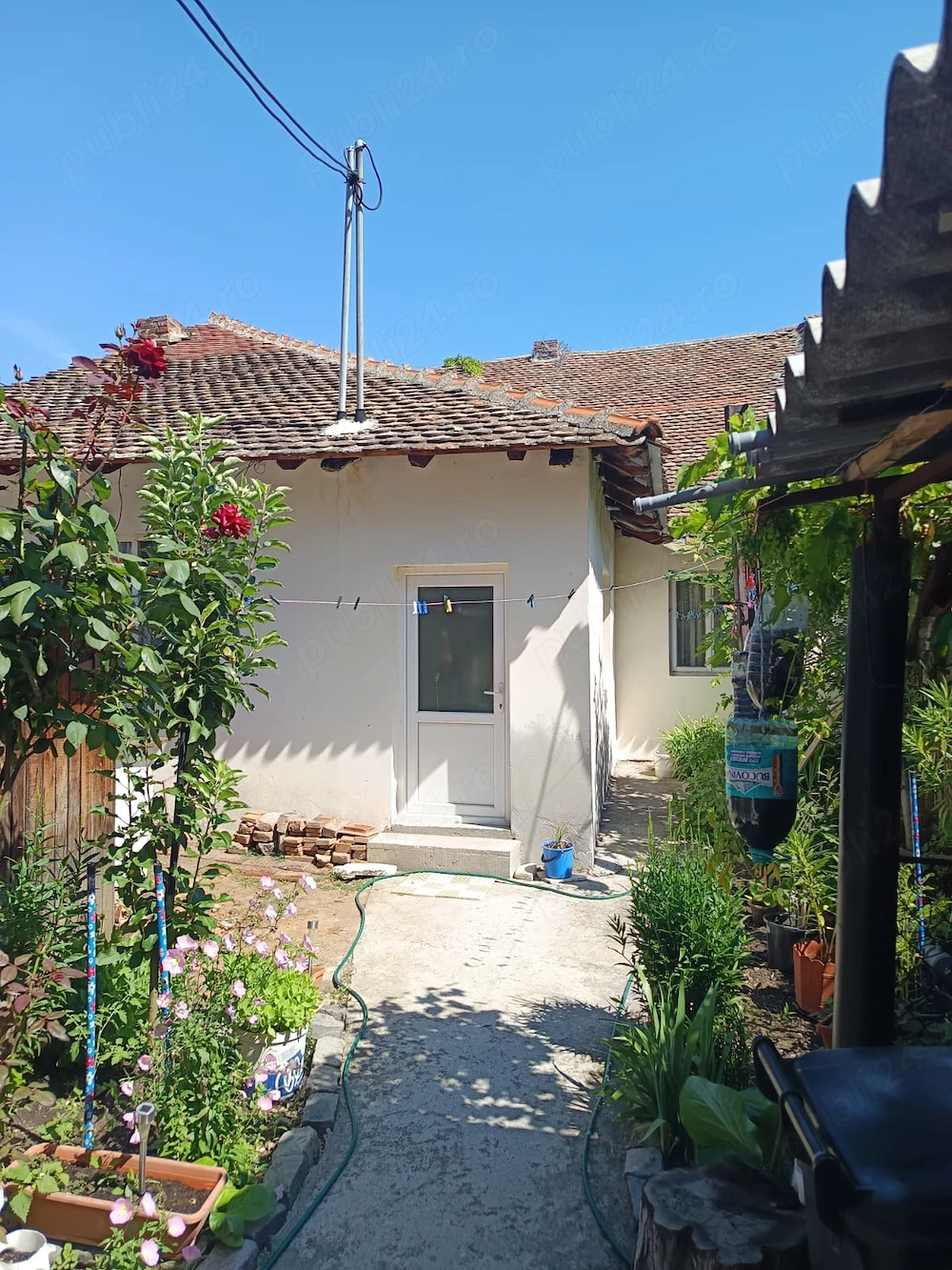 vand casa cu 3 camere situata in centru