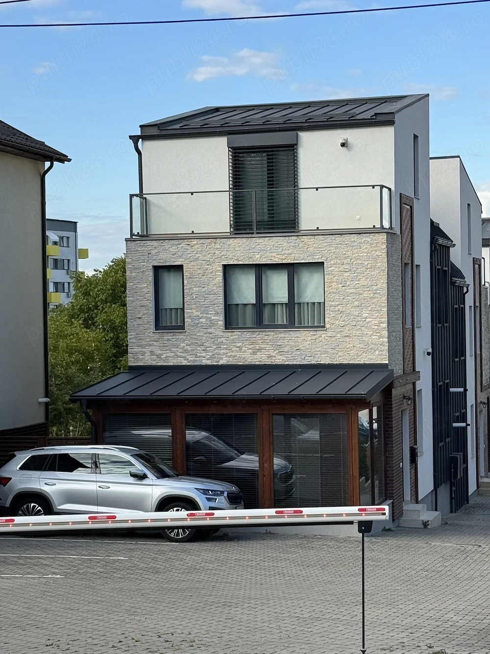 Casa 3 Camere, Bucatarie, 3 Bai, Terasa, Gradina, 1 Loc de Parcare