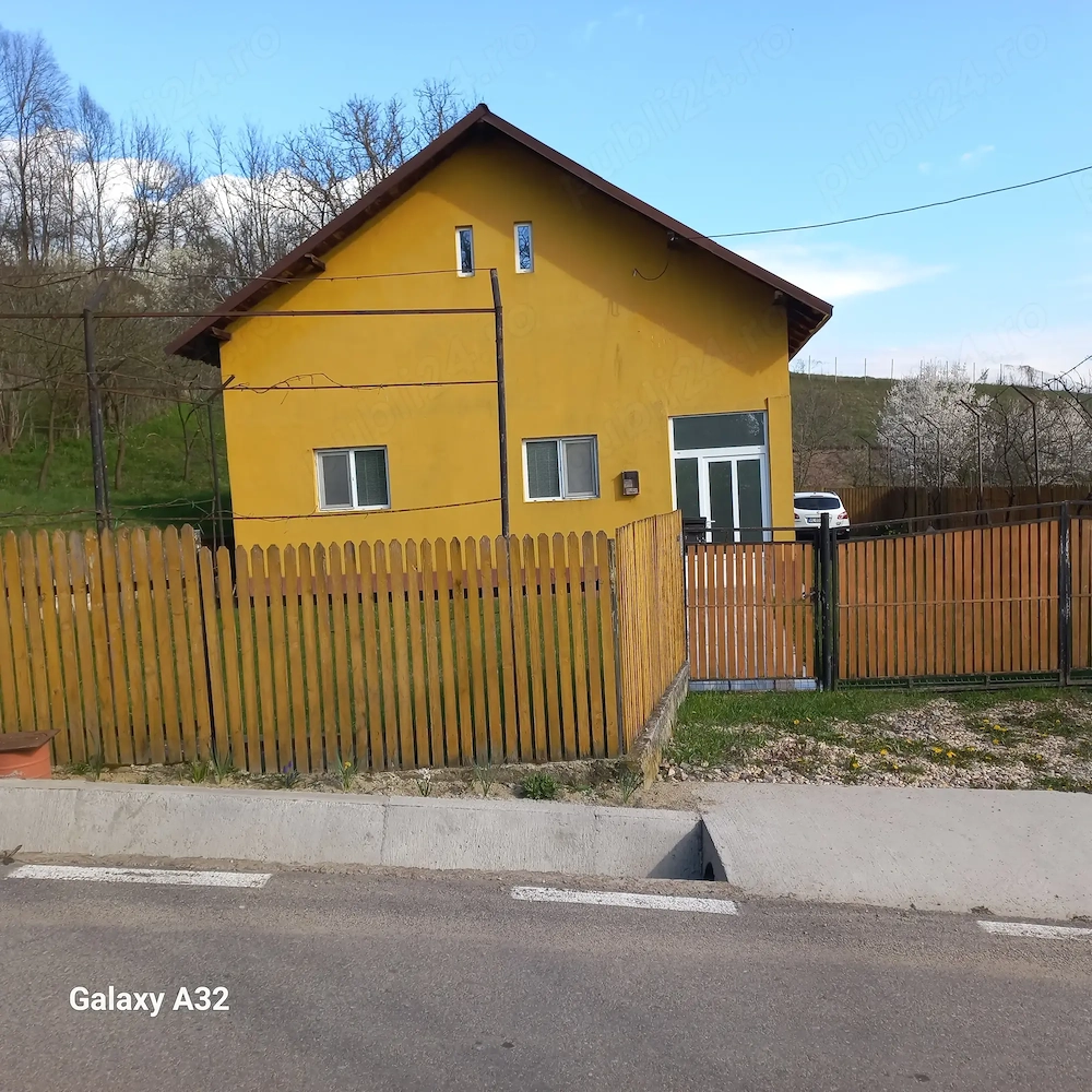 Vând casă cu teren aferent, proprietate particulară.