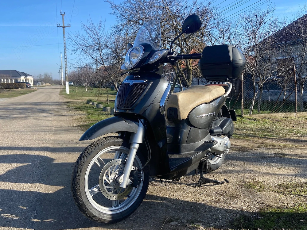 Aprilia scarabeo.