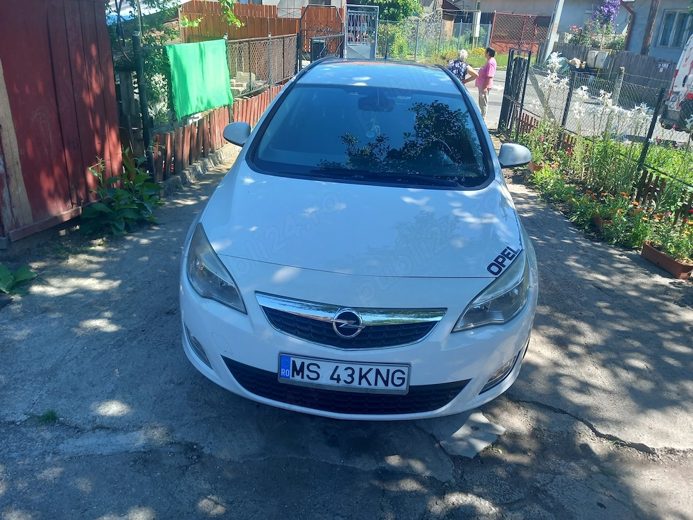 Vând opel astra j sport tureg [ break] 2012 . 1.3 tdi in stare foarte buna 