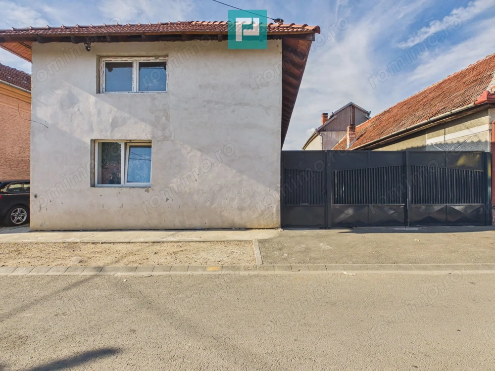 Casă P+E cu două apartamente, zona Drăgășani
