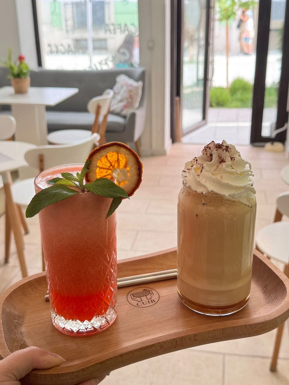 Angajăm barista în cafenea de zi