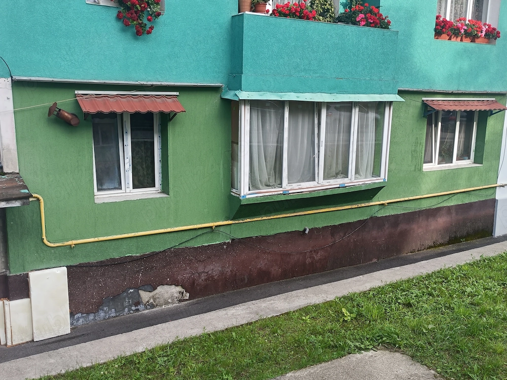 Vând apartament 2 camere decomandat zona Cavnic