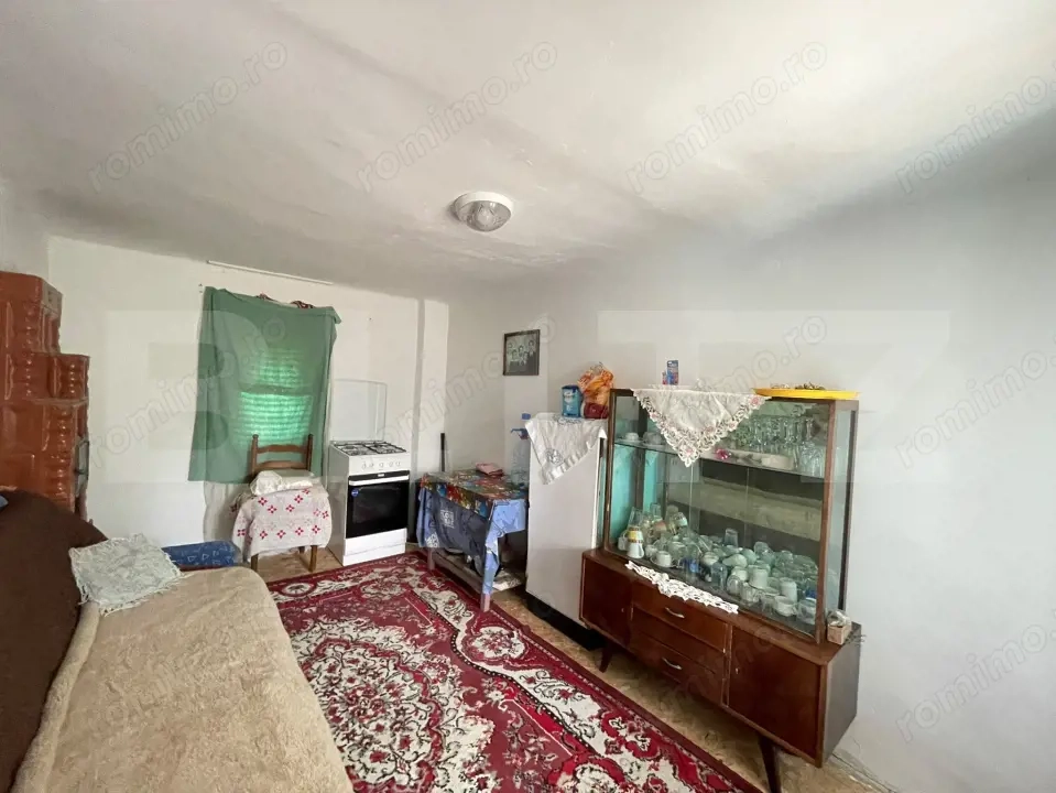 Casa 40 mp, teren 880 mp, zona Leamna de Sus