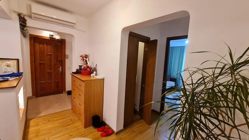 Apartament decomandat 3 camere + living de vanzare in zona Ostroveni