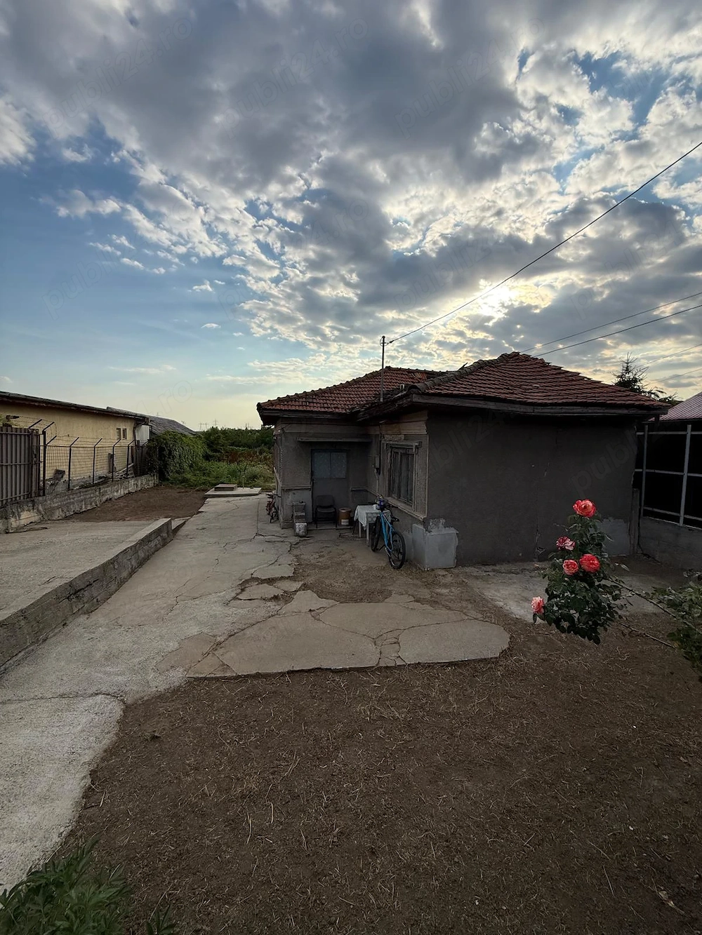 Teren 600 mp cu casă demolabilă în Cățelu