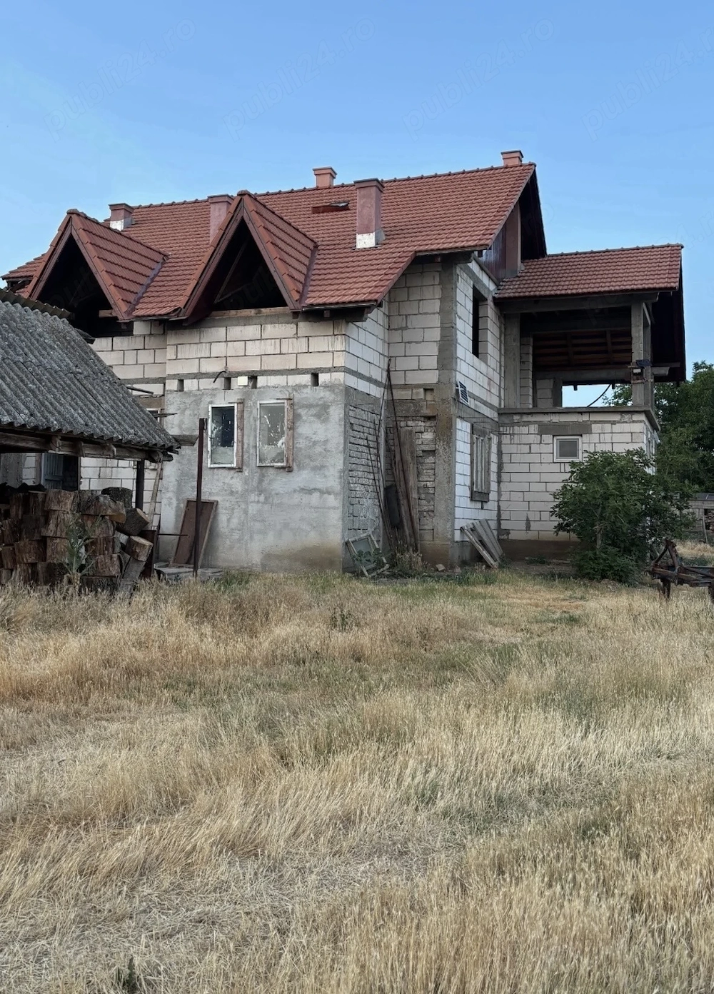 Vând fermă   În orașul Pecica. aproximativ 8 hectare