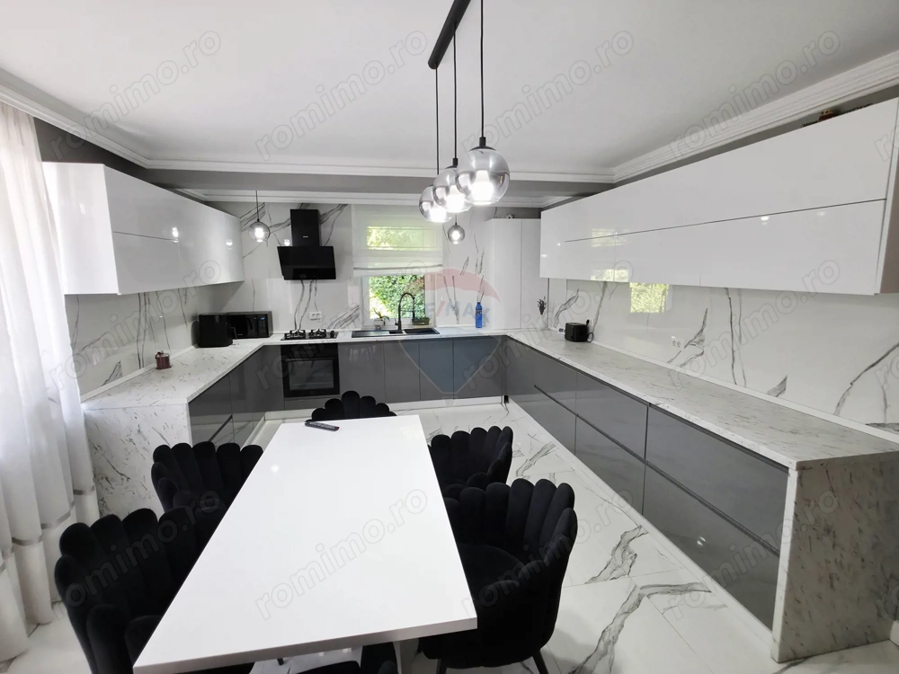 Apartament cu 5 camere de vânzare în zona Precista