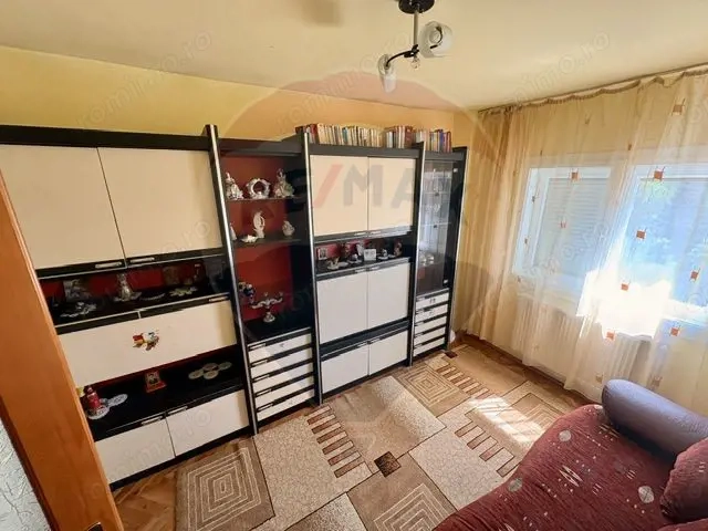 Apartament cu 3 camere de vânzare Piata 1 Decembrie
