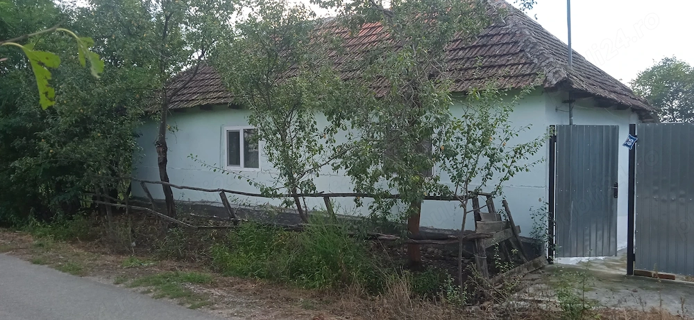 Vând casă la tara