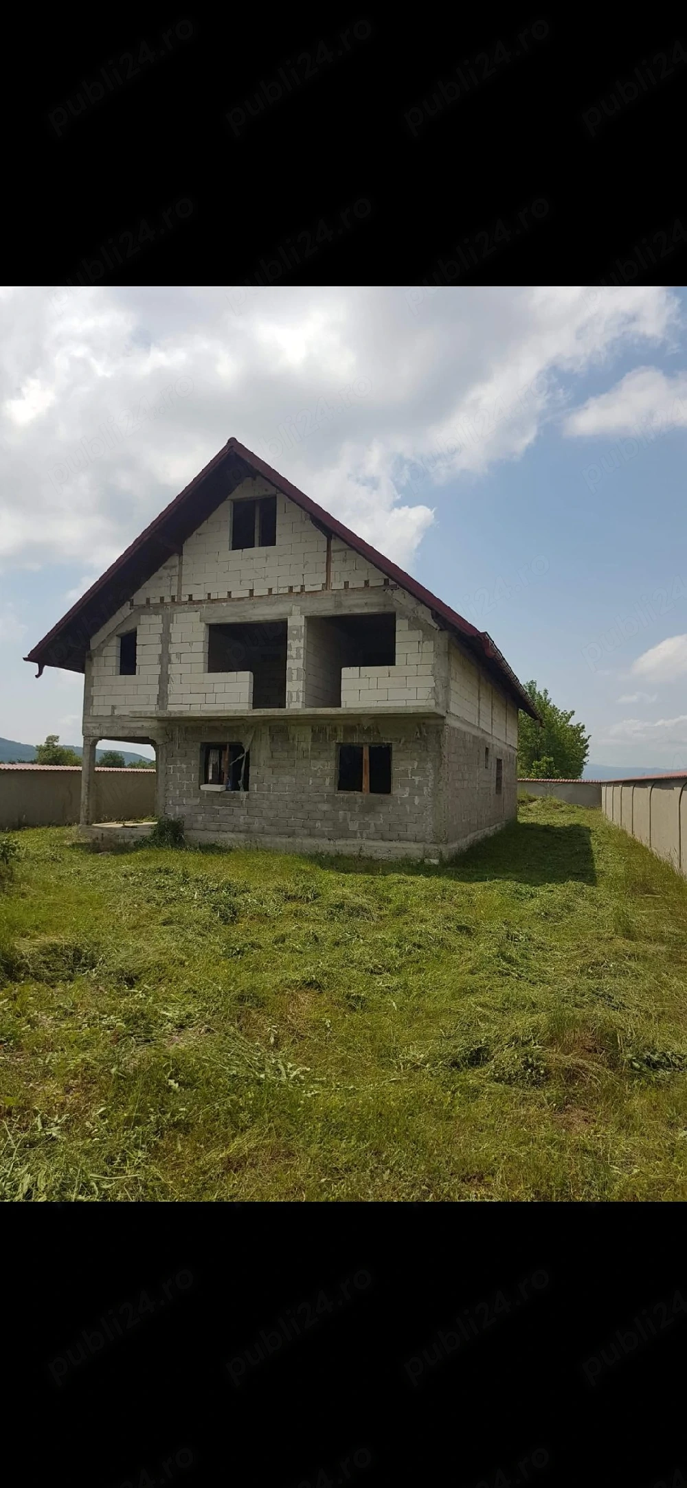 Casă la rosu si teren