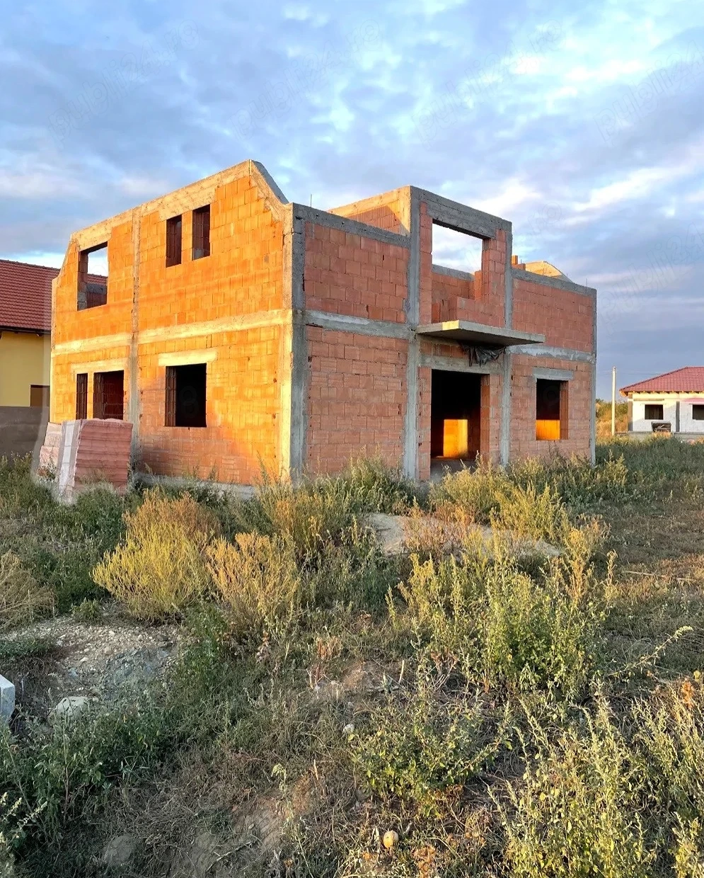 Casă P+M în construcție în Pădureni (cartierul nou)