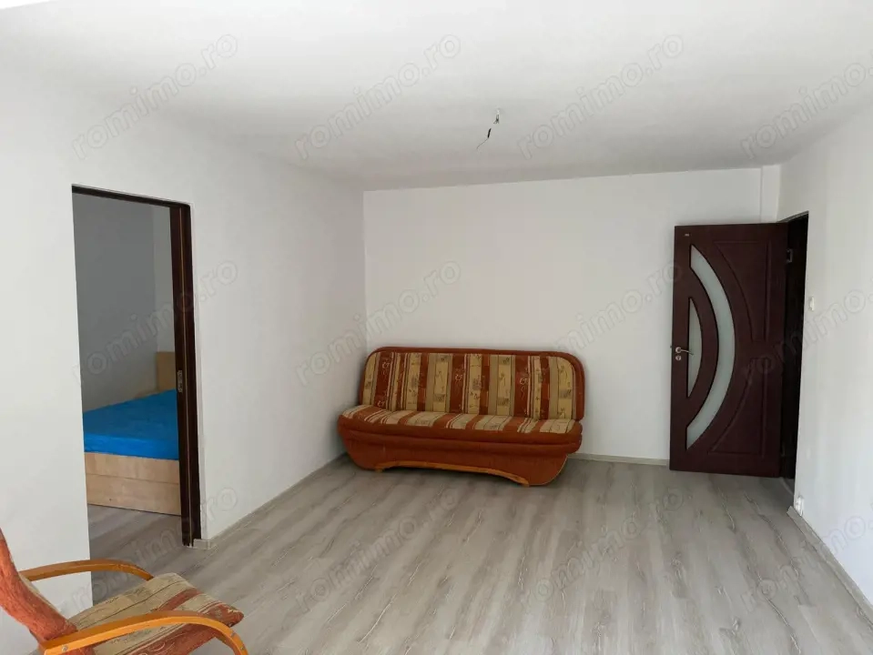 Apartament 3 camere, 49 mp, renovat recent centrala proprie, zona Craiovita Noua