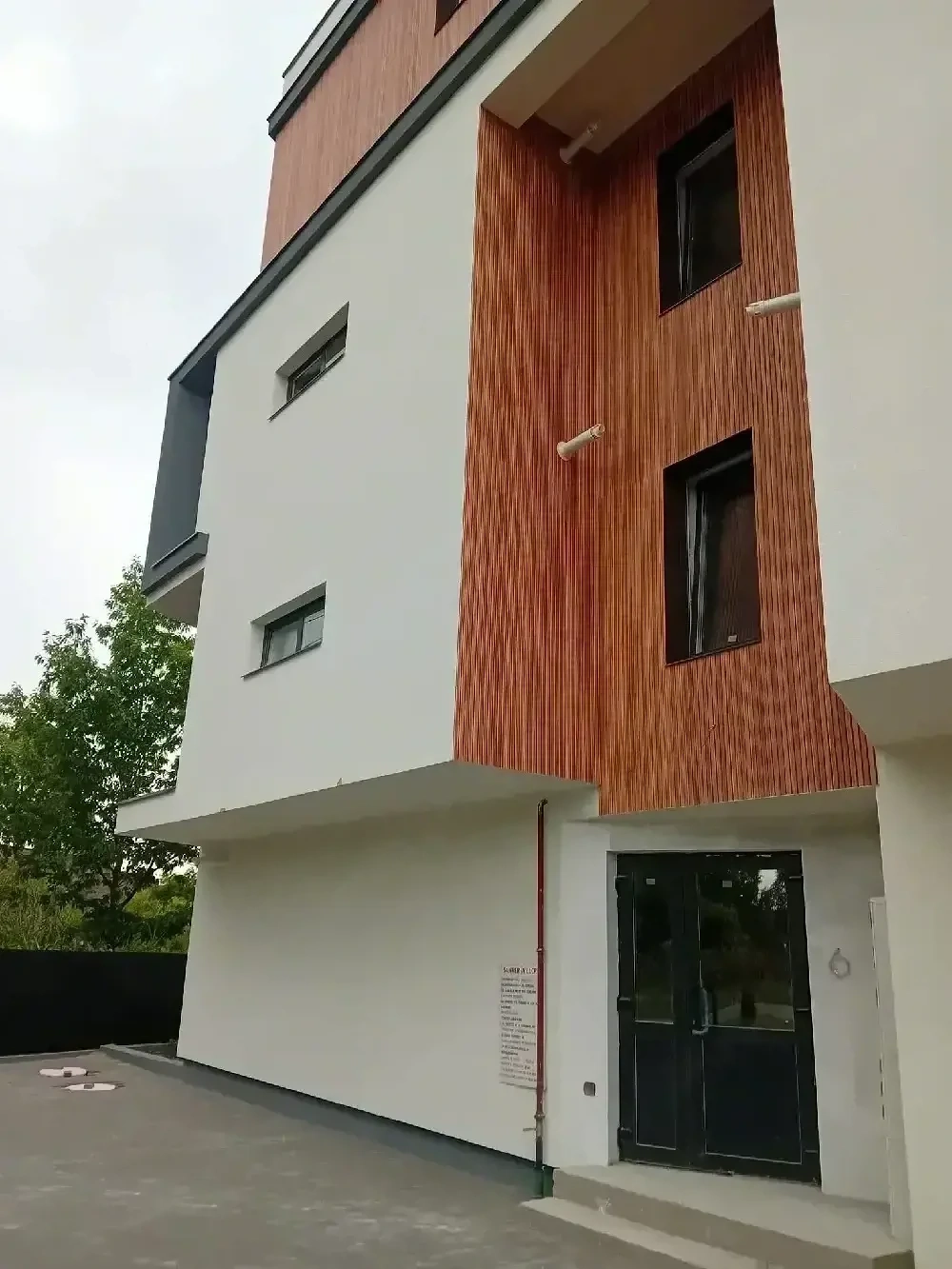 Vînd apartament 1300E m  zonă foarte liniștită  aproape de centrul istoric al orașului 