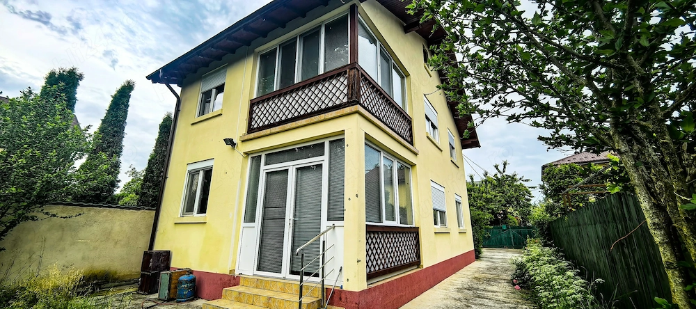 Casa ta din centrul orasului Breaza , retrasa ,dispune de o curte frumoasa 