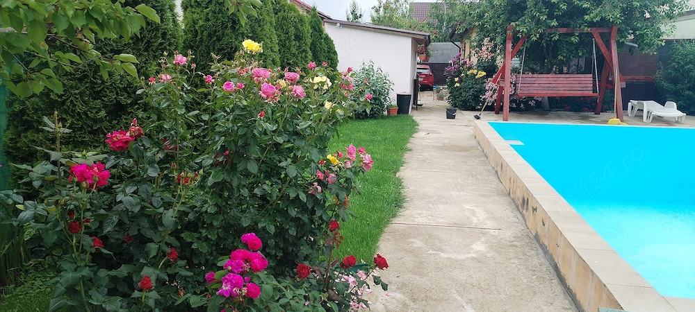 Vând casă cu piscina 