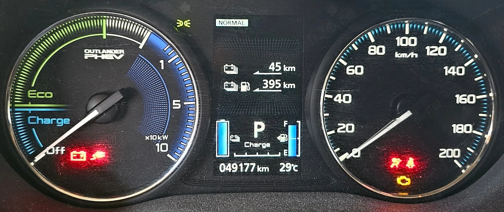 Mitsubishi OUTLANDER PHEV 2019, un autoturism cu 45-48 km pur electric cu un motor de 2,4L benzina.