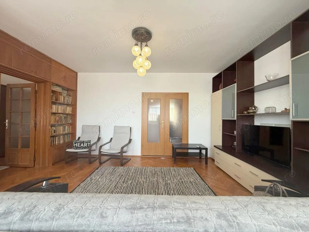 Apartament 3 camere, str. Bucuresti, suprafata generoasa