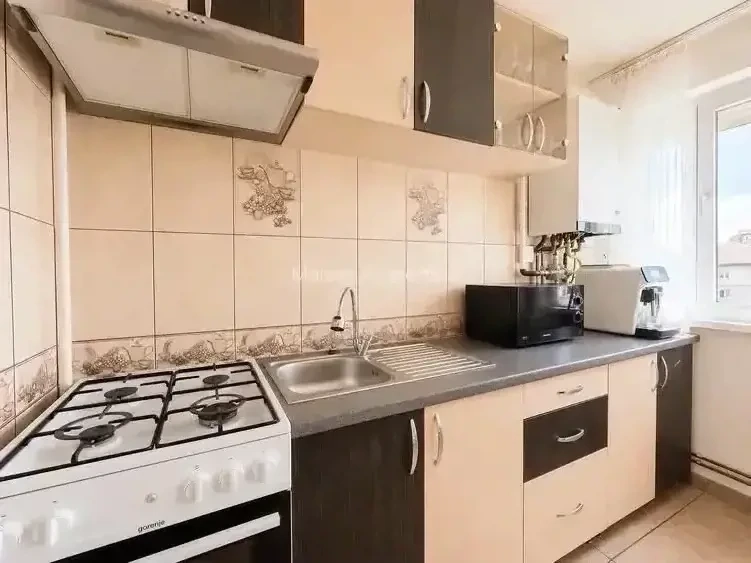Proprietar, Vând apartament 4 camere zona Dacia. 