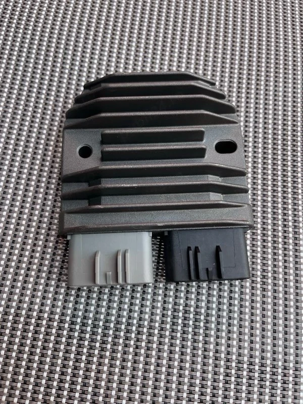 Releu de Încărcare / Regulator Tensiune MOSFET Heavy-Duty (Mufă Gri 3 Pini + Mufă Neagră 2 Pini)