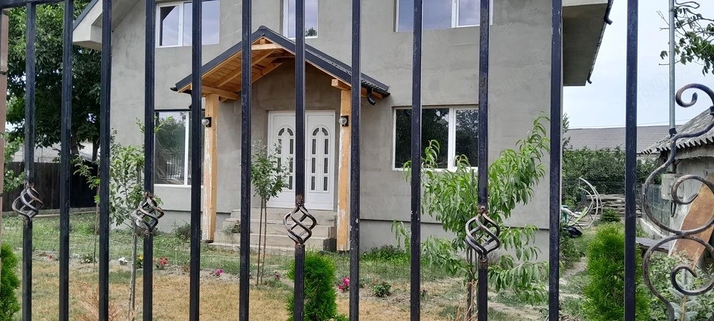 Proprietar, vand sau schim cu ap.3 camere casa P+ M constructie noua  2021. pret 149000 negociabil.