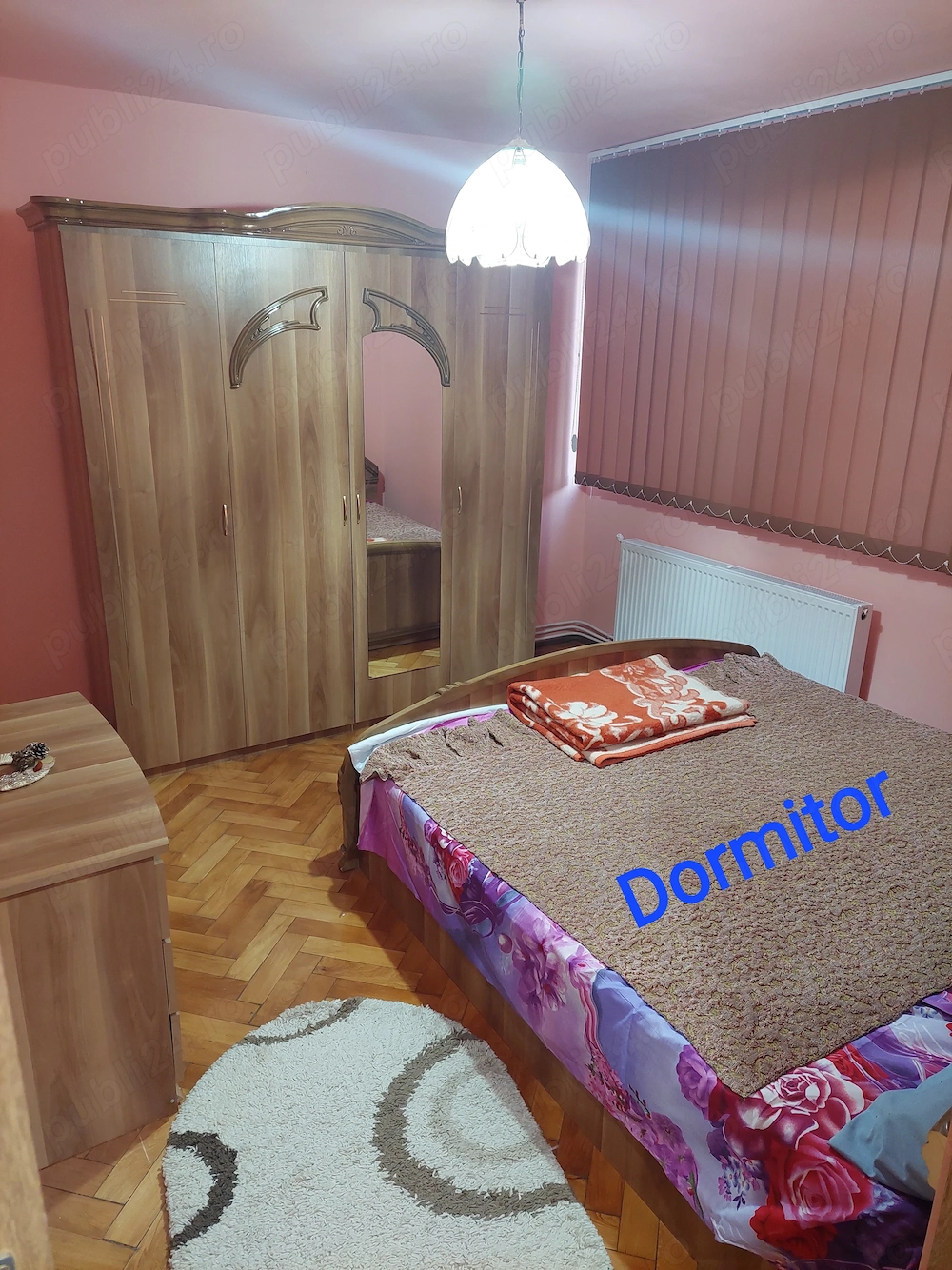 închiriez apartament 