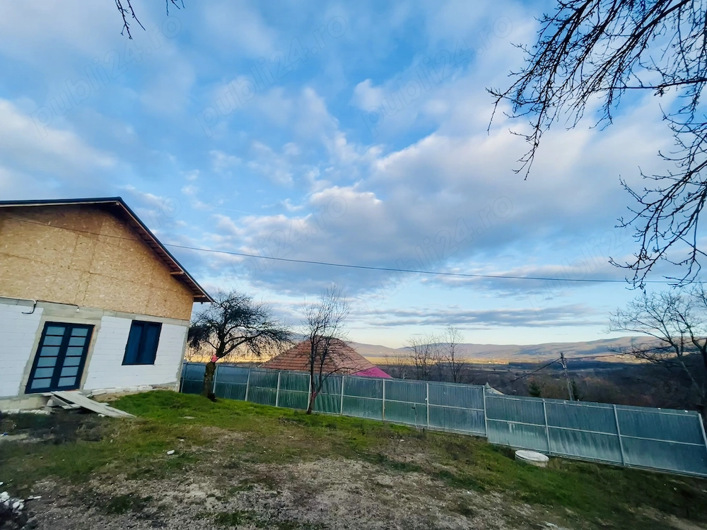 Casă nouă 120 mp + 7000 mp teren (2000 intravilan +5000 extravilan) se vinde urgent 