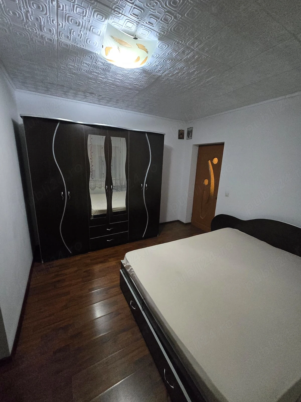 Închiriez camera cu baie proprie în vila la curte 