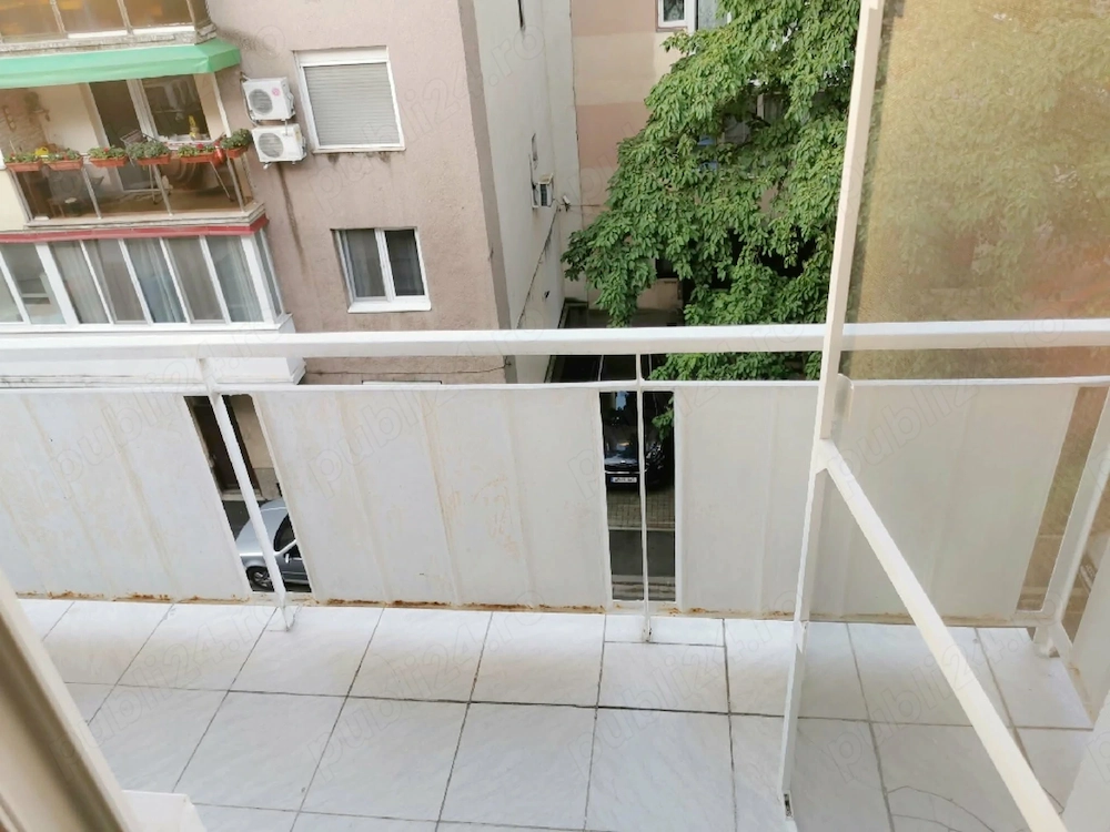 Vând garsonieră spațioasă, 42 mp, etaj 3, zona Podgoria   Arad. 