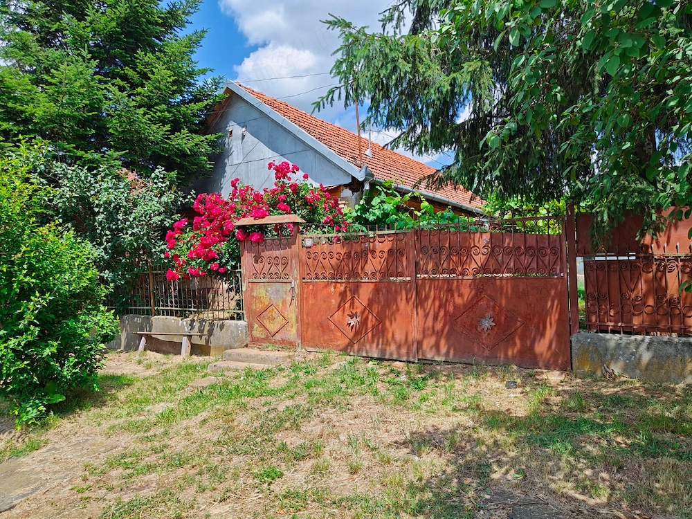 Vand casa taraneasca in loc. Crestur BH