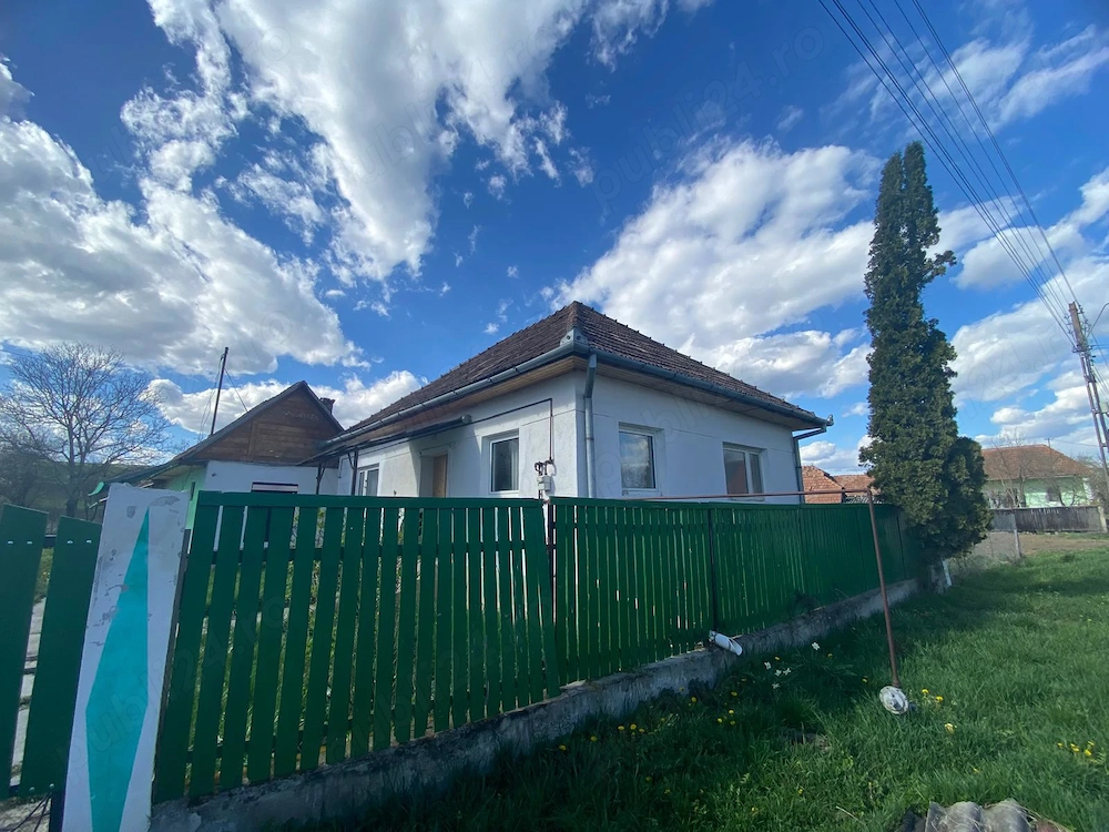 Vând casă cu teren spațios 