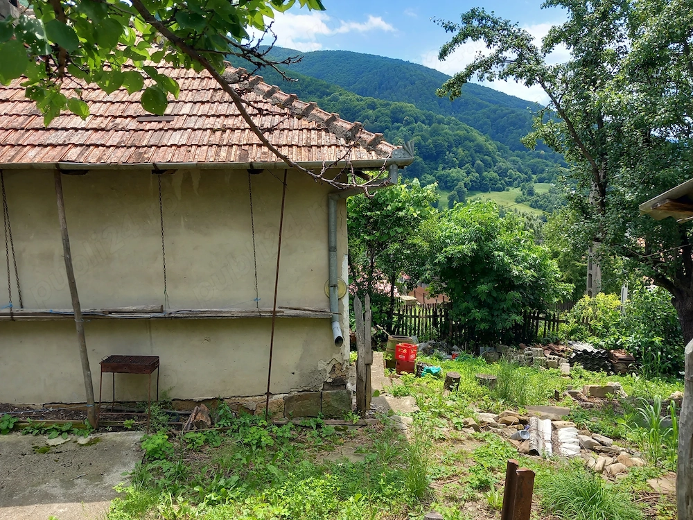 Vând casă bătrânesca la munte cu toate utilitățile curent electric ,canalizare, apă cu o zonă linișt