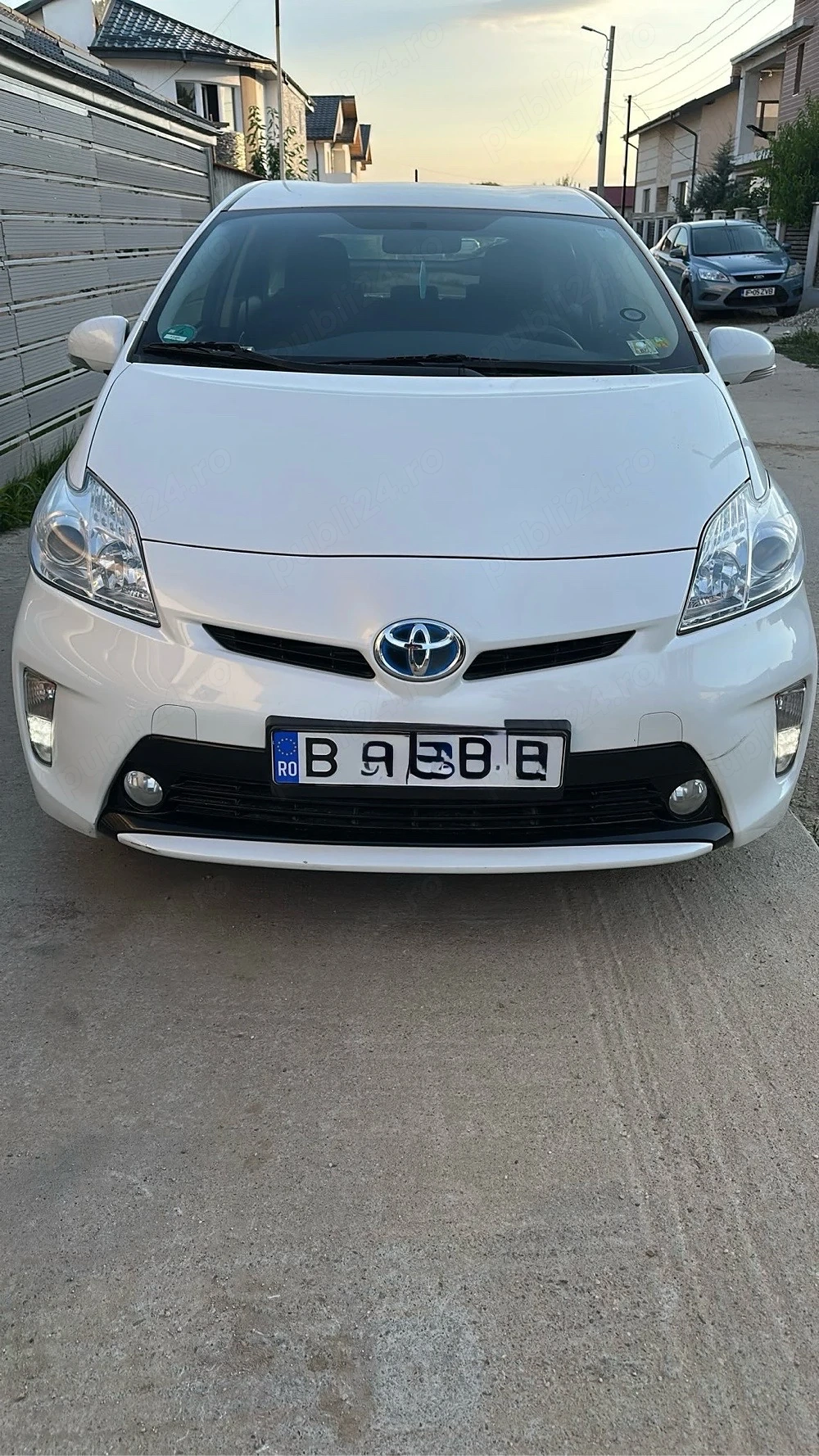 Toyota Prius 3 alb perlat consum 3.9 benzina +hibrid