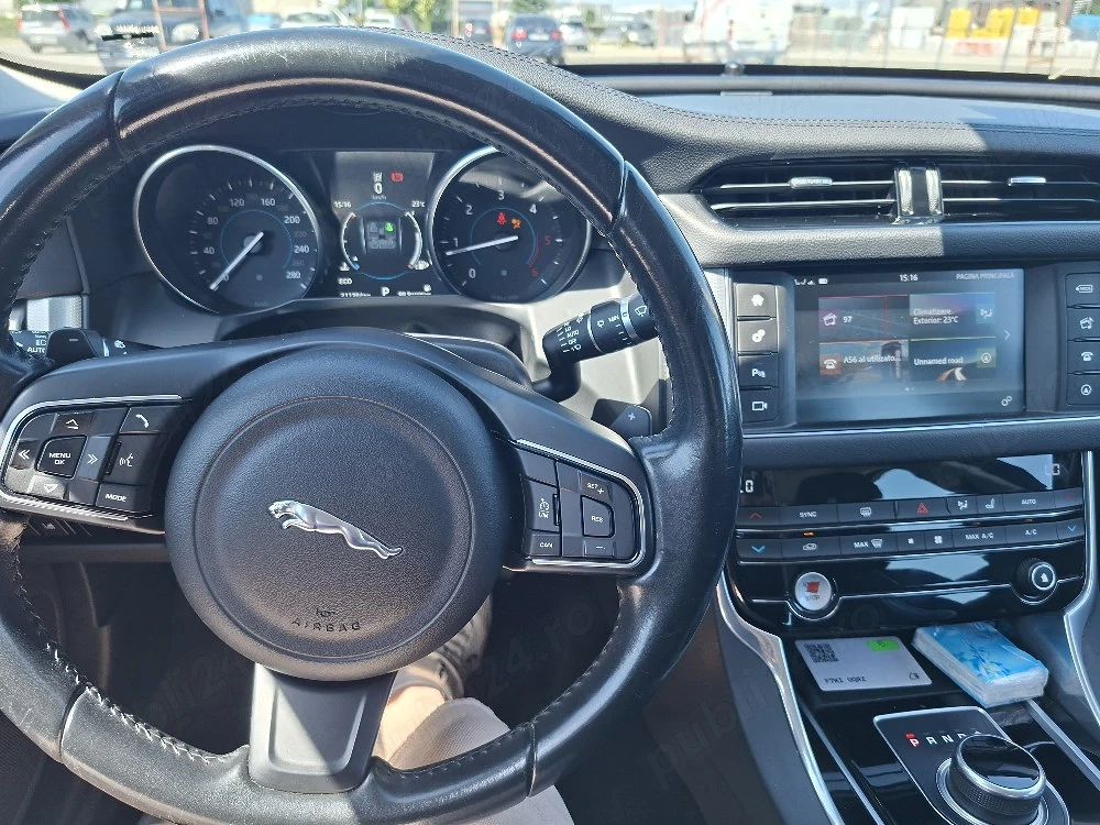 Vand autoturism marca Jaguar