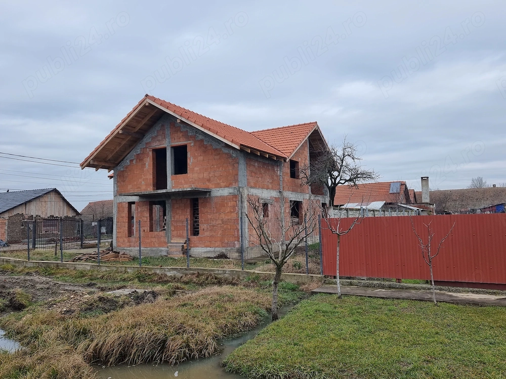 Proprietar - Vând casă P+M la roșu (cu acoperiș), cărămidă Porotherm   Bacova