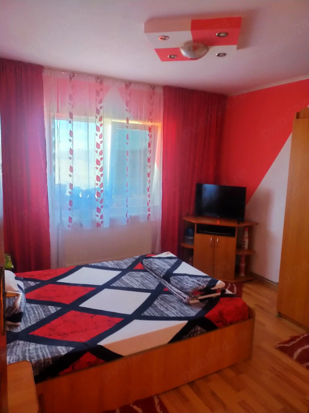 Închiriez apartament!