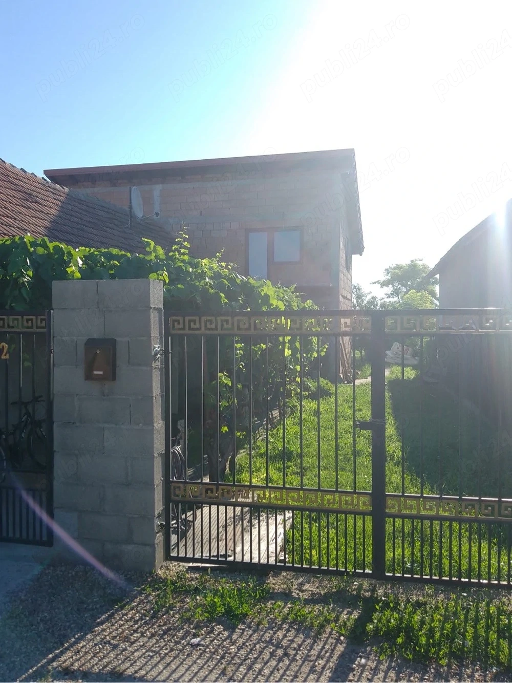 2 case in aceiasi curte