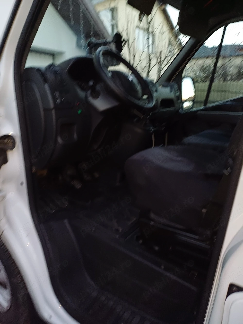 Vând Renault master carosat cu lift hidraulic 
