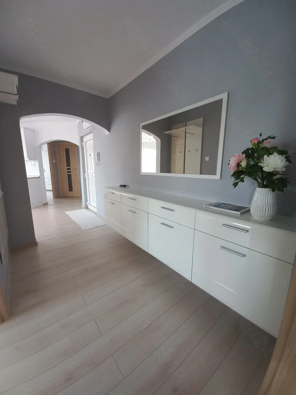 Apartament de vanzare in Salonta, situat pe strada Republicii, zona garii. 4 camere, 96 mp.